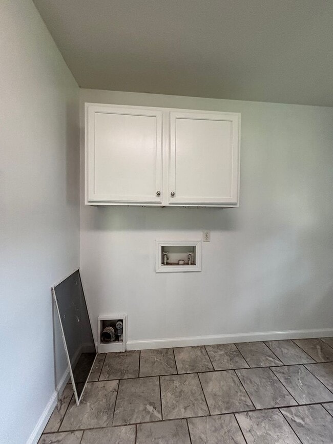 Building Photo - Rent this Beautiful 2 Bedroom 1 Bath Home