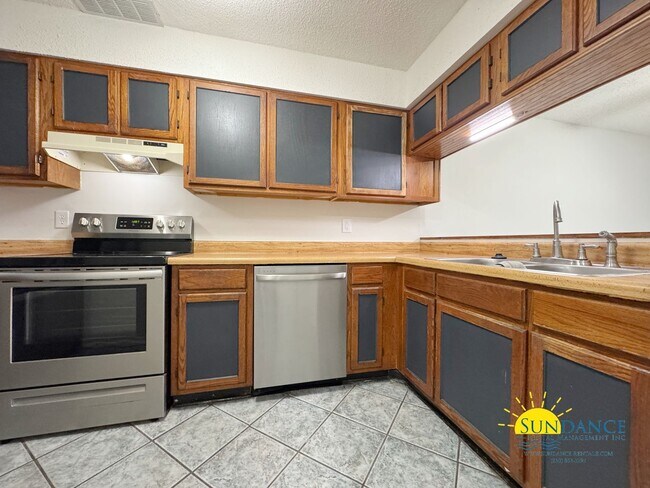 Foto del edificio - Charming 2-Bedroom, 2-Bathroom Townhome in...
