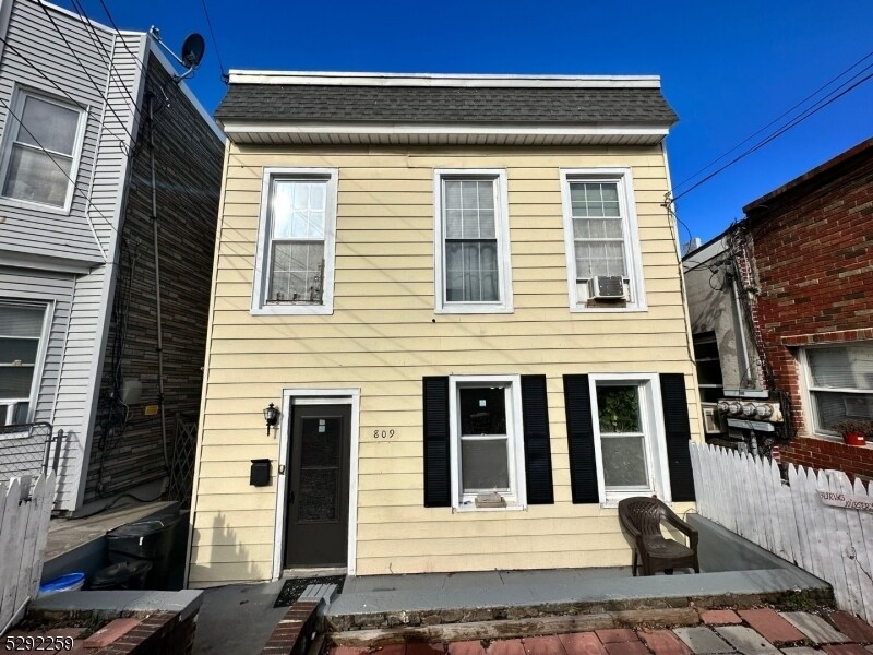 Primary Photo - 809 Columbia Ave