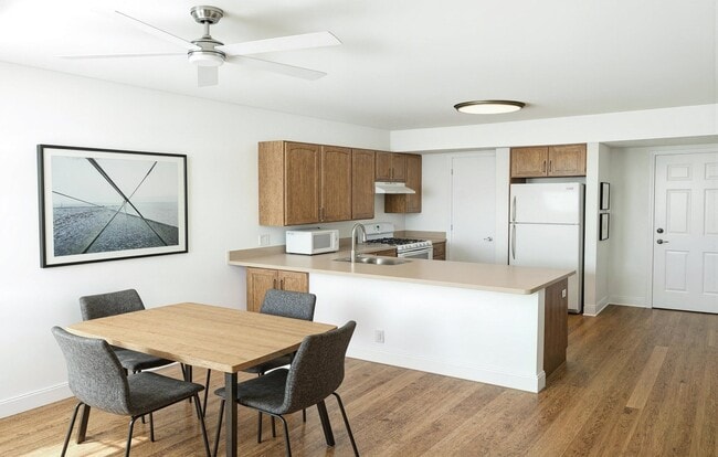 *La imagen mostrada es solo para fines ilustrativos y puede no ser una representación exacta del producto. - Heron Pond 55+ Apartments