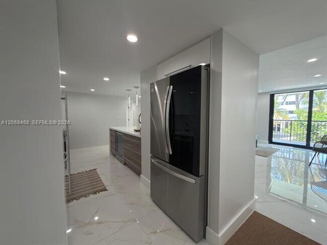 Building Photo - 1800 Collins Ave