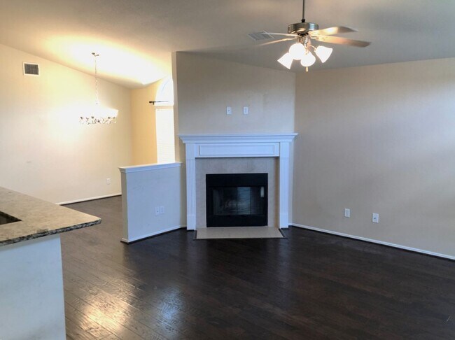 Building Photo - 3 Bed/ 2 Bath on 6105 Emilie Ln
