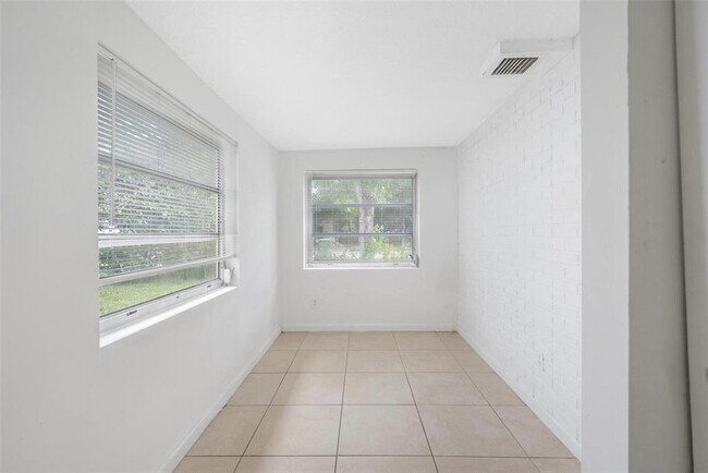 Foto del edificio - 700 SW 67th Ave