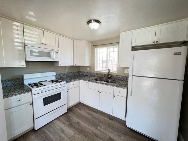 Building Photo - Updated 1 bedroom 1 bath downstairs apartm...