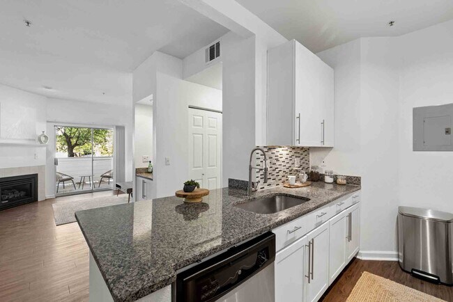 Suelos de estilo madera en todas las zonas principales de la casa. - Waterford Cherry Creek