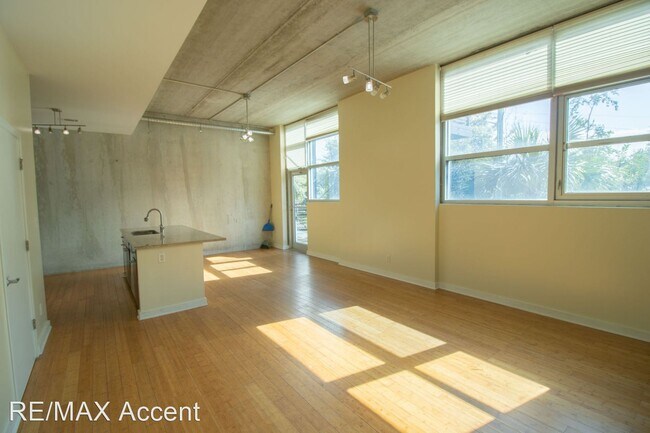 Building Photo - 2 br, 2.5 bath House - 545 Berrien St. Unit H