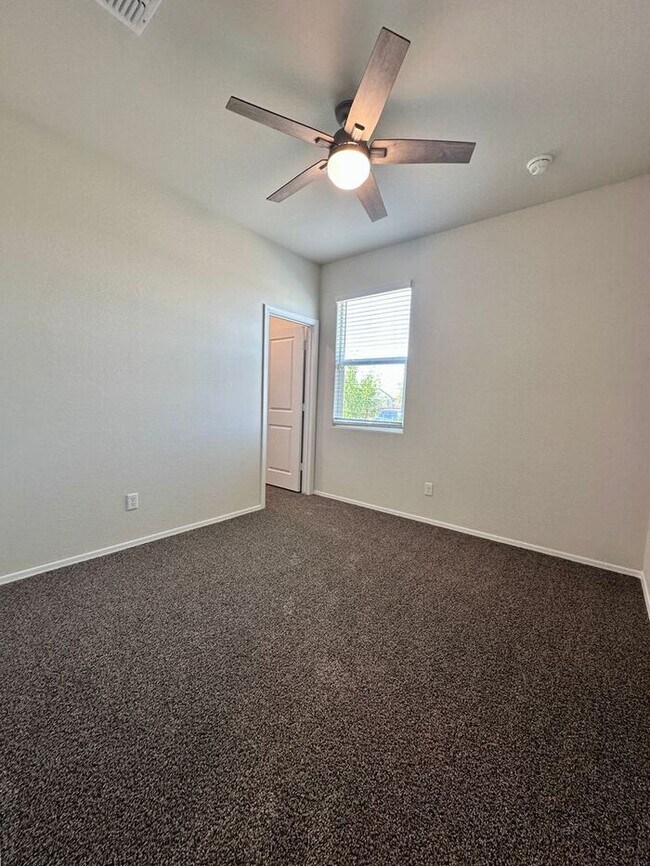 Foto del edificio - Large Backyard with this 4-bedroom, 2-bath...