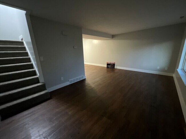 Foto del edificio - 3 bedroom 1.5 bathroom Duplex