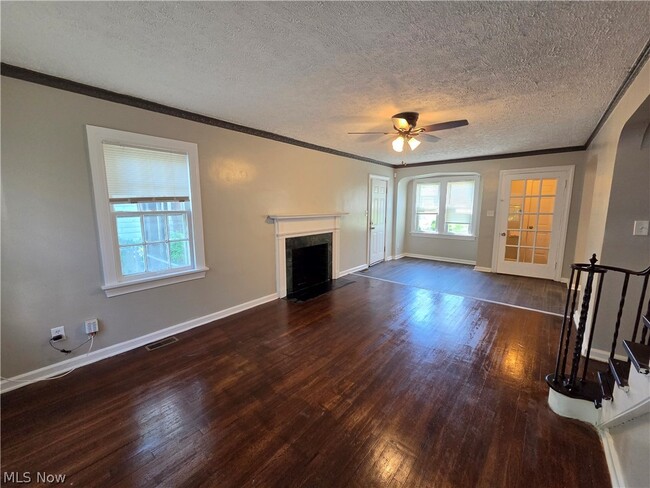 Building Photo - 1405 Villa Dr
