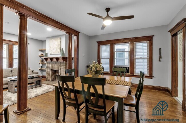 Foto del edificio - Furnished 3-Bedroom Lower Apartment on Bird Ave