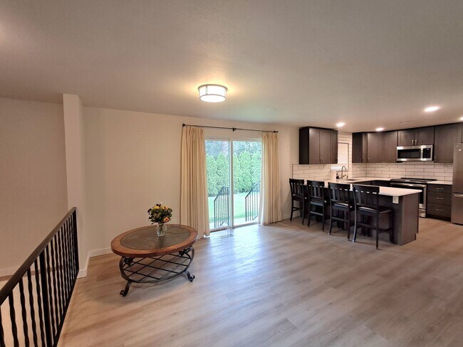 Foto del edificio - $3,200 -4 Bed / 3 Bath- Home with Fully Fe...