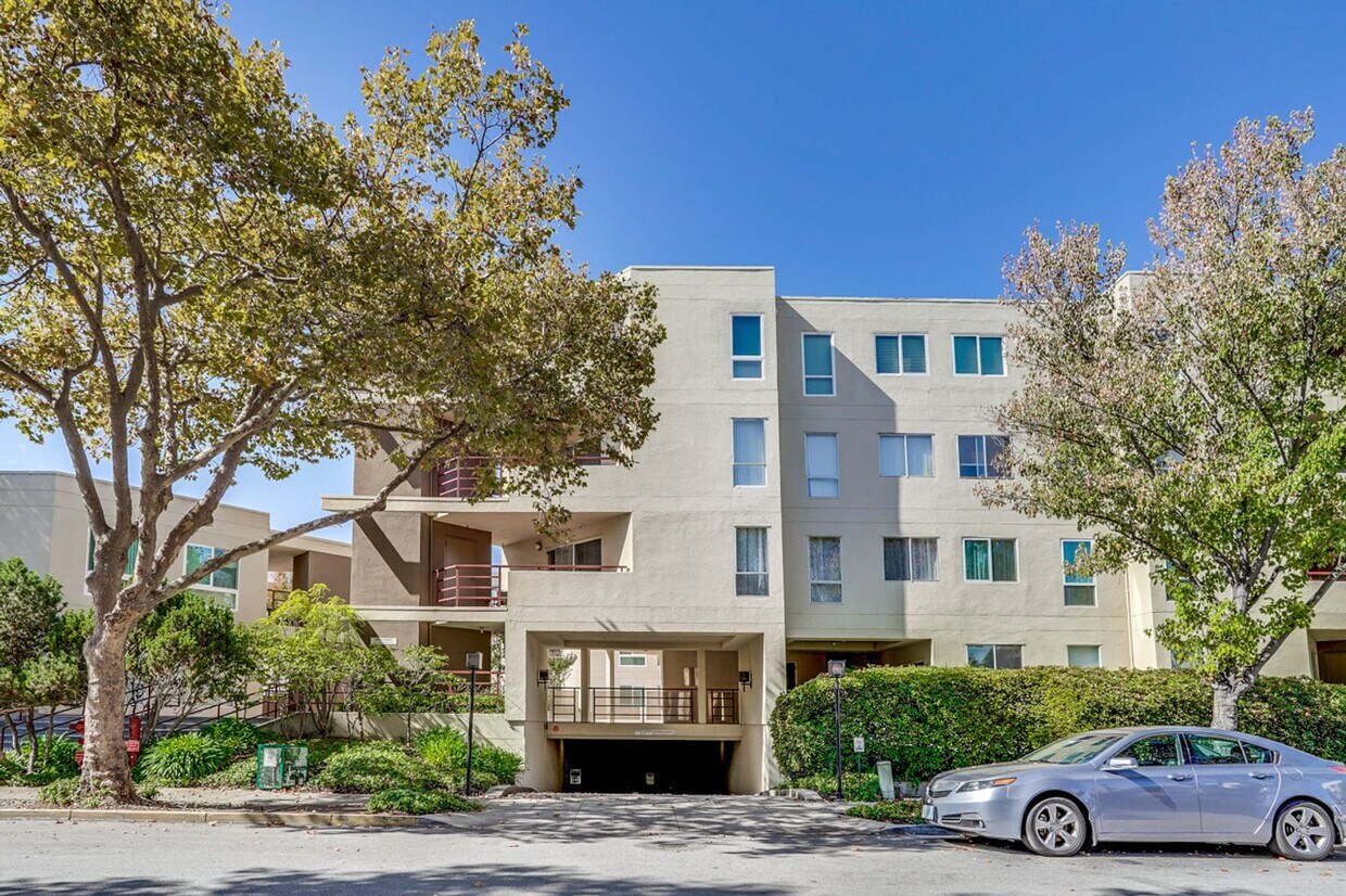 Foto principal - Remodeled 1 bedroom 1 bath penthouse condo...