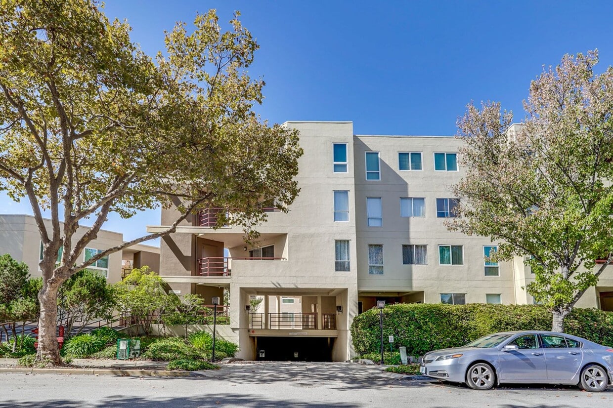 Primary Photo - Remodeled 1 bedroom 1 bath penthouse condo...
