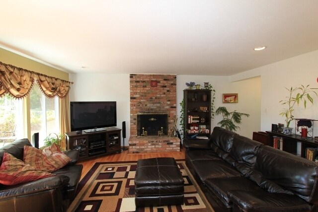Building Photo - Serene Updated 3+ Bedroom with Pool & Hot Tub