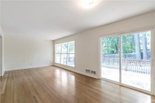 Foto del edificio - 331 Lindbergh Drive NE