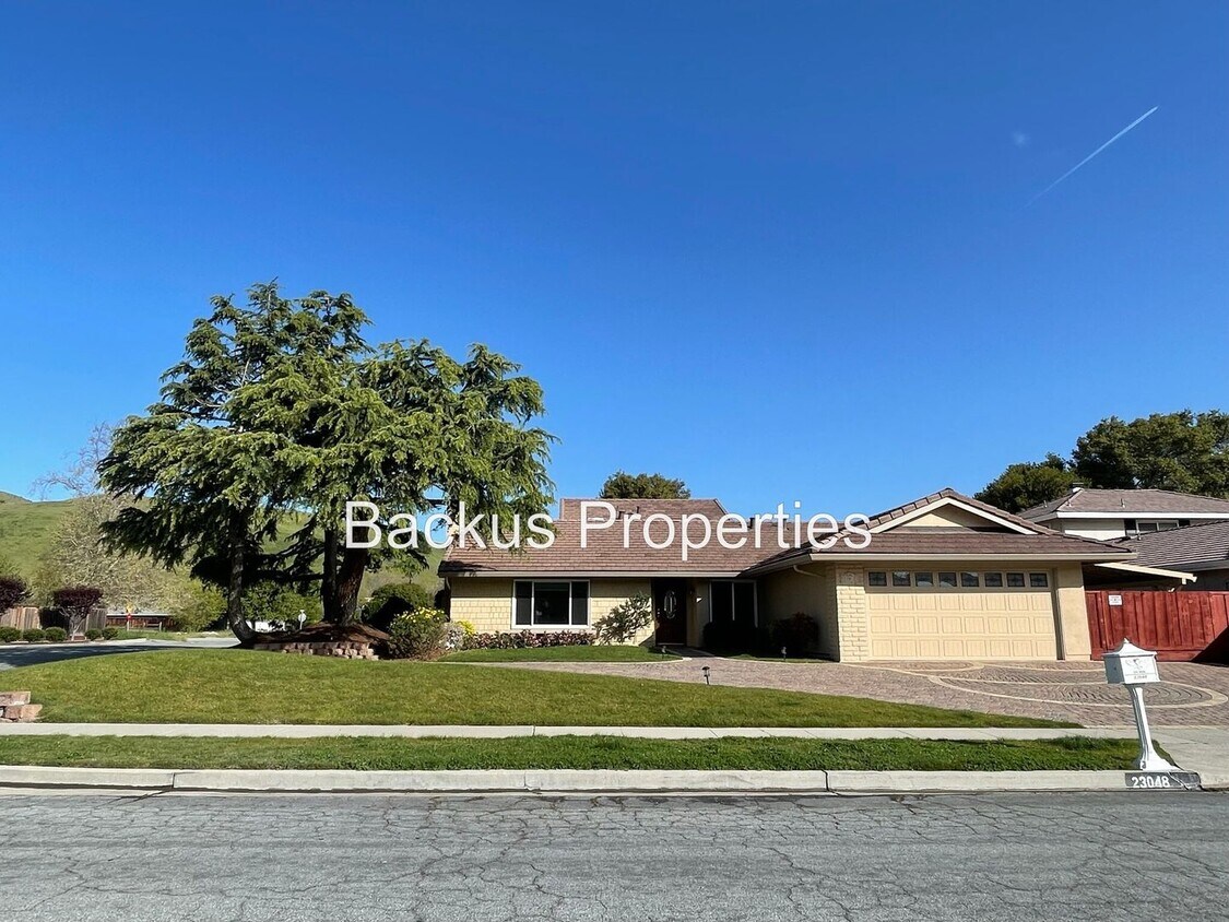Foto principal - Recently remodeled three bedroom home in T...