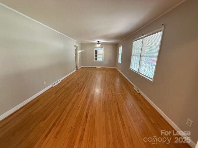 Building Photo - 301 Montgomery Dr