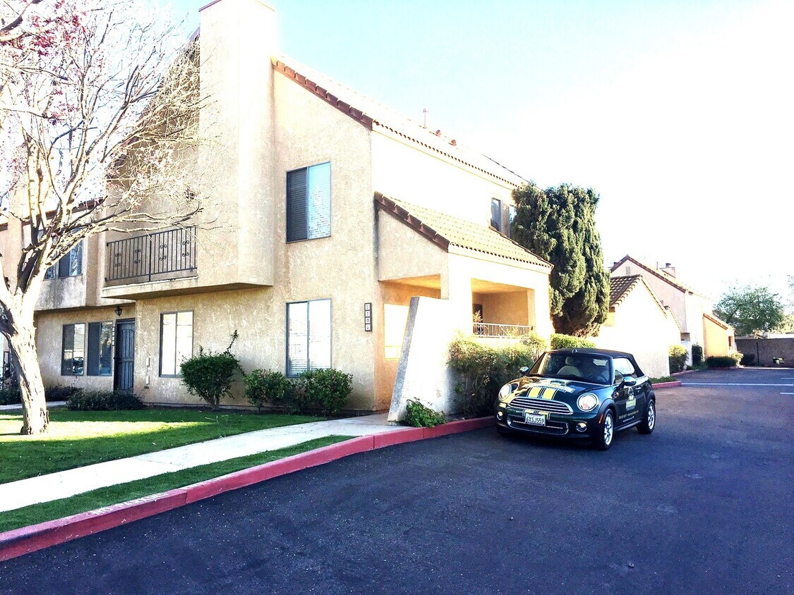 Foto principal - Spacious Two Story Townhome
