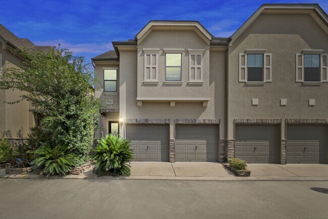 Foto del edificio - Stylish 3-Story Townhome with Covered Outd...
