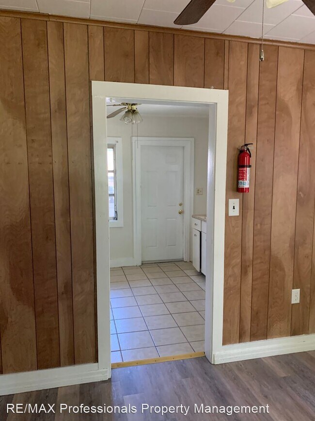 Building Photo - 2 br, 1 bath House - 211 SW McFarlane Avenue