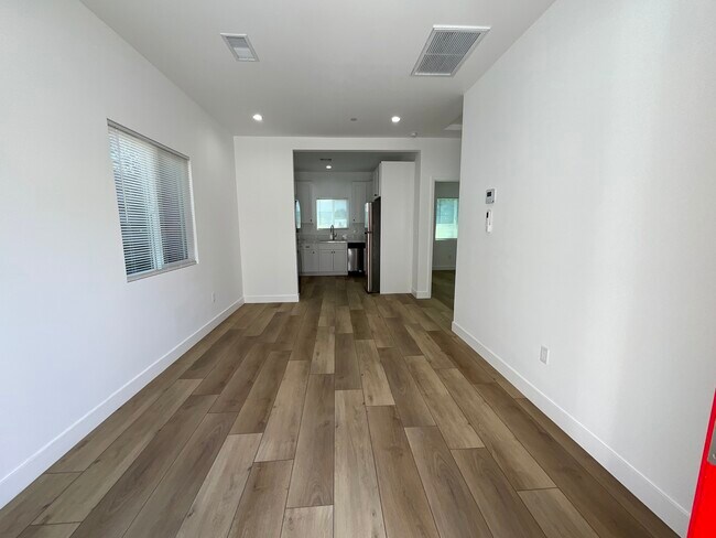 Foto del edificio - 5952 1/2 Balcom Ave
