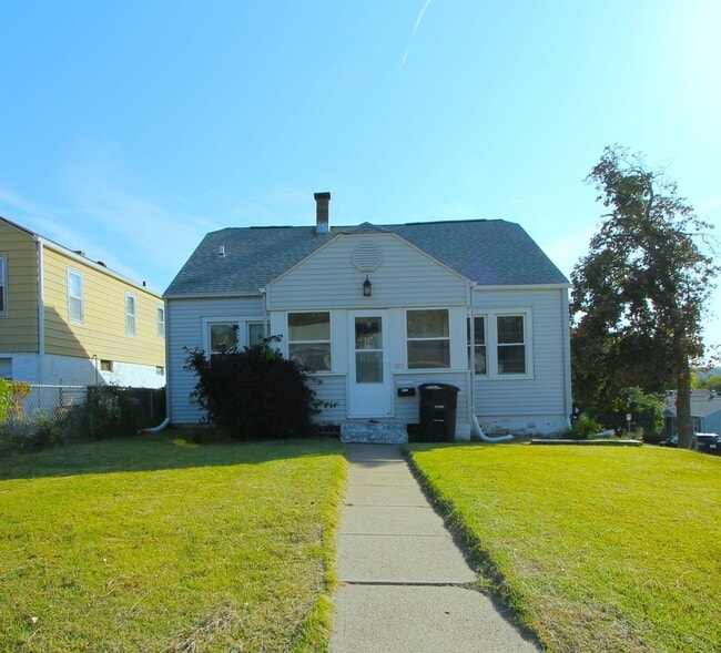 Foto del edificio - Large 3 bedroom with Open Floor Plan! Close to all the shopping and dining of Aksarben! Close to ...