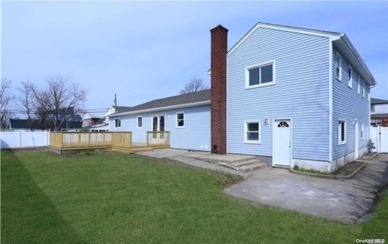 27 Lancaster Rd, Island Park, NY 11558 Room for Rent in Island Park