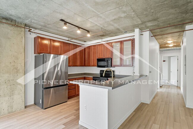 Building Photo - Spacious Condo with Central AC and Mountai...