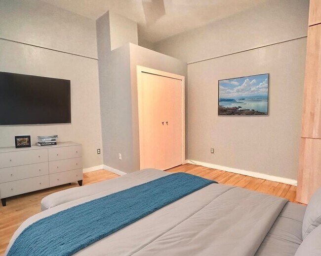 Building Photo - Oversized Downtown 1 Bed, 1 Bath + Den Condo!