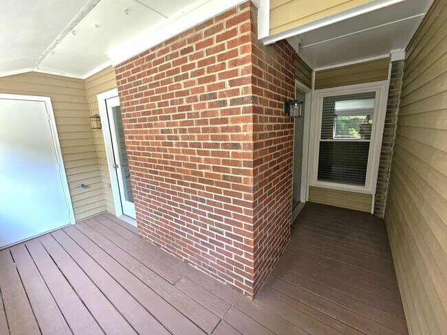 Foto del edificio - Recently renovated condo near Crabtree!