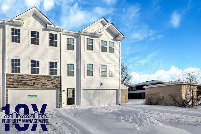 Building Photo - 3246 Mackinac Dr