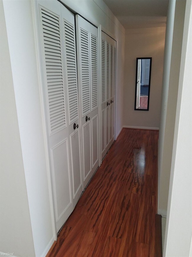 Building Photo - 480 N Fox Hills Dr