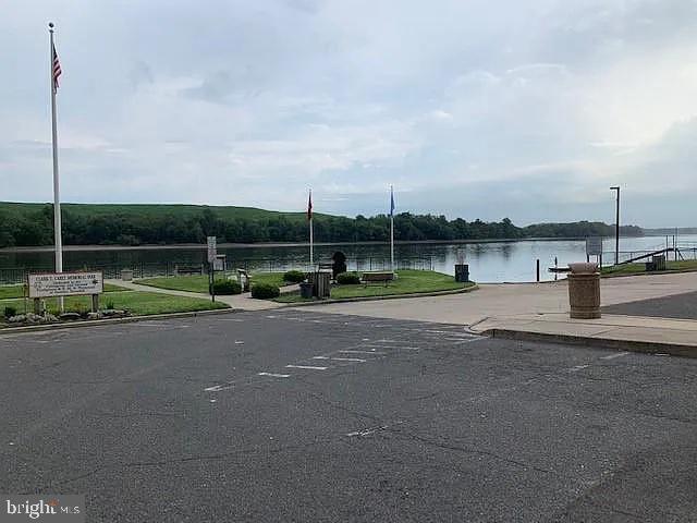 Foto del edificio - 10 Laurel Ave