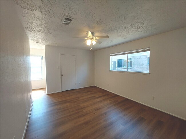 Foto del edificio - 8222 Forest Point Dr