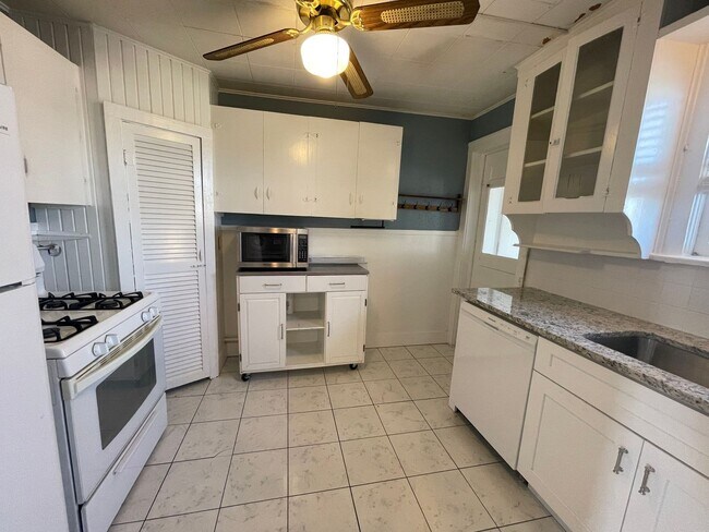 Foto del edificio - Charming 1 Bed + Bonus Room Near Cultural District — Hardwoods, Fireplace & Sunroom!