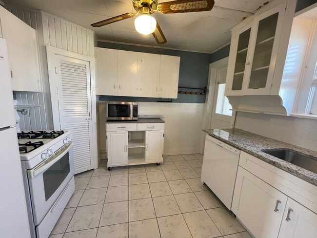 Building Photo - Charming 1 Bed + Bonus Room Near Cultural District — Hardwoods, Fireplace & Sunroom!
