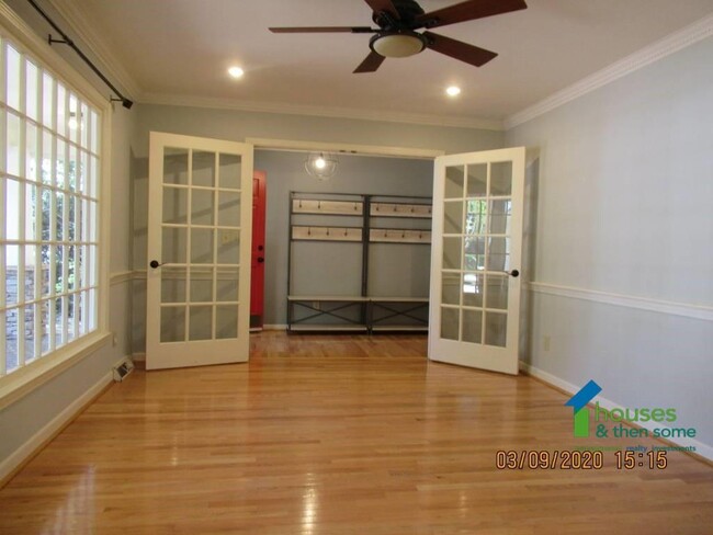 Building Photo - 230 W Silverleaf St.