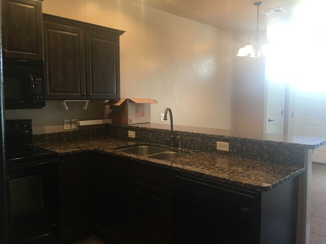 Building Photo - 2 Bedrooms Available in Shared Townhome