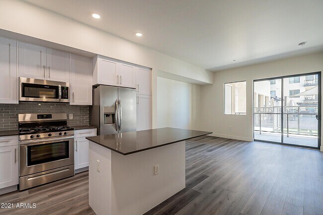 Foto del edificio - 7300 E Earll Dr