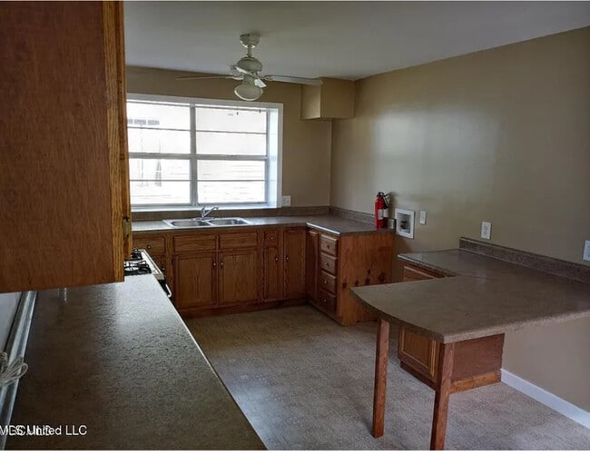 Building Photo - 258 Reynoir St