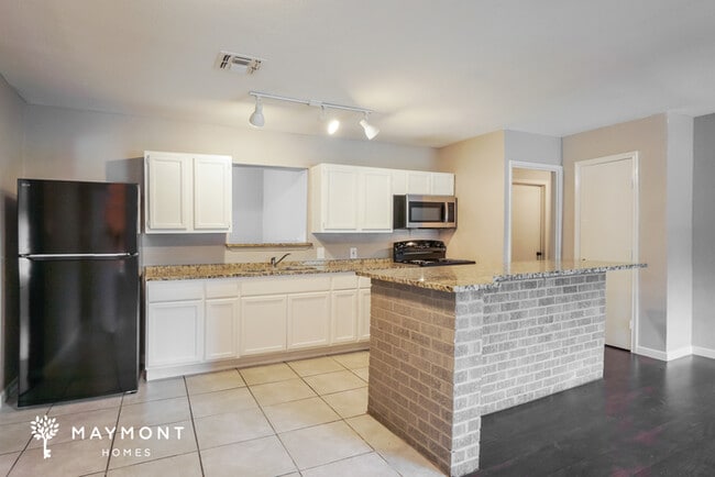 Building Photo - 455 Maplewood Ln