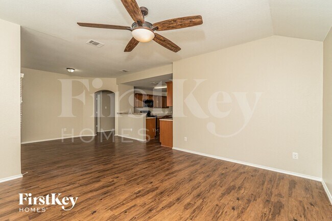 Building Photo - 313 Plum Dr