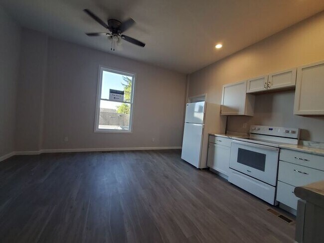 Building Photo - Remodeled 1 Bedroom Upper Apartment- Clinton