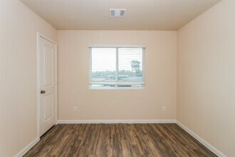Building Photo - 6114 Peaceful Ridge Dr