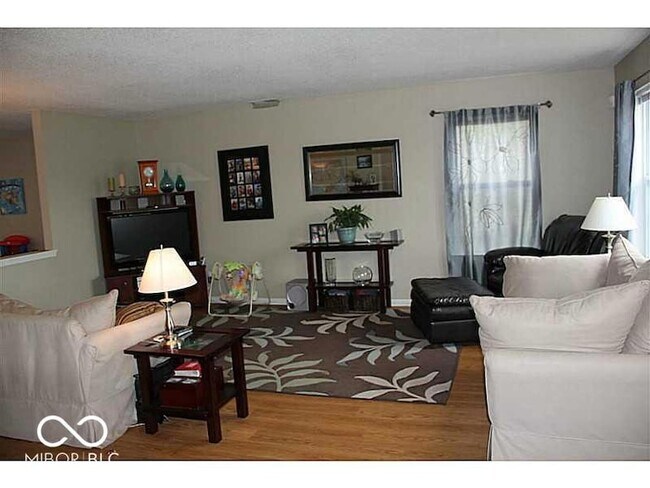 Foto del edificio - 14422 Forsythia Ln