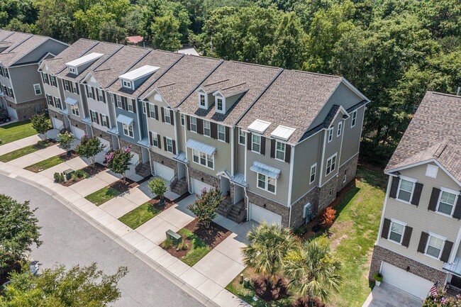Building Photo - Centrally located Townhome in Mount Pleasant