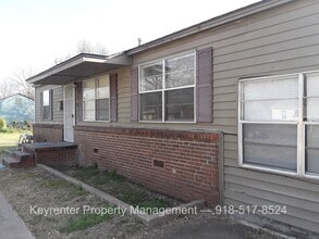 Building Photo - 636 E 49th Pl N