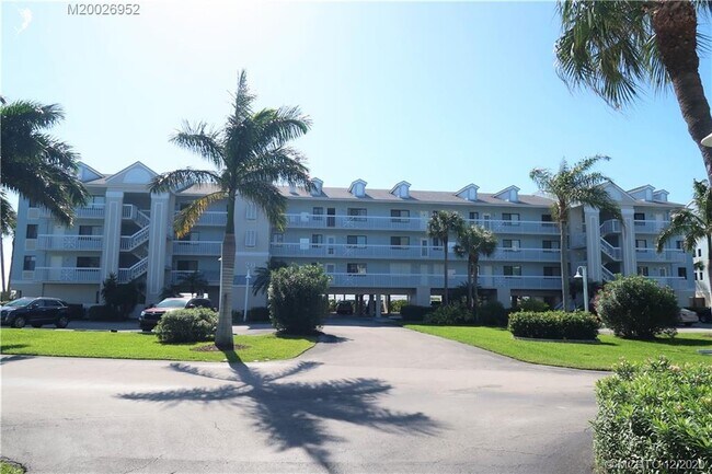 Building Photo - 20 NE Plantation Rd