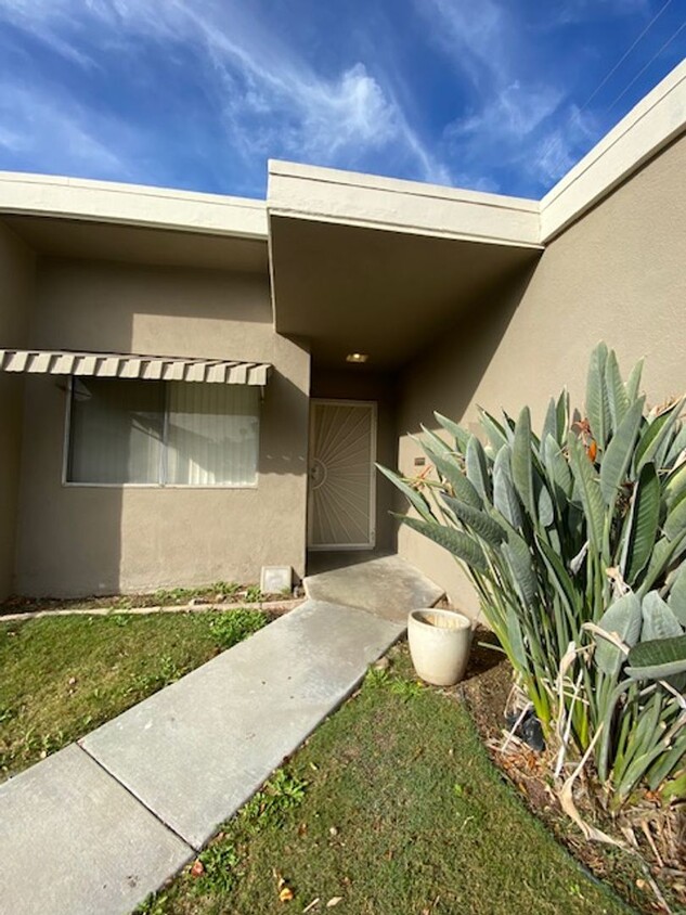 Foto principal - North San Bernardino Condo in Gated Community