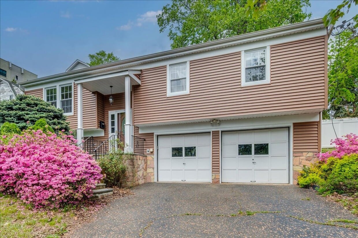 Primary Photo - Heathcote Hill neighborhood 3 Bedroom 2 Ba...